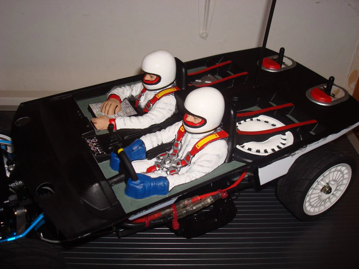 Interior Cockpit Set (With Helmet) RALLY Scale Driver DUAL PERSON Left Hand Drive [Tamiya] 54491 - Image 3