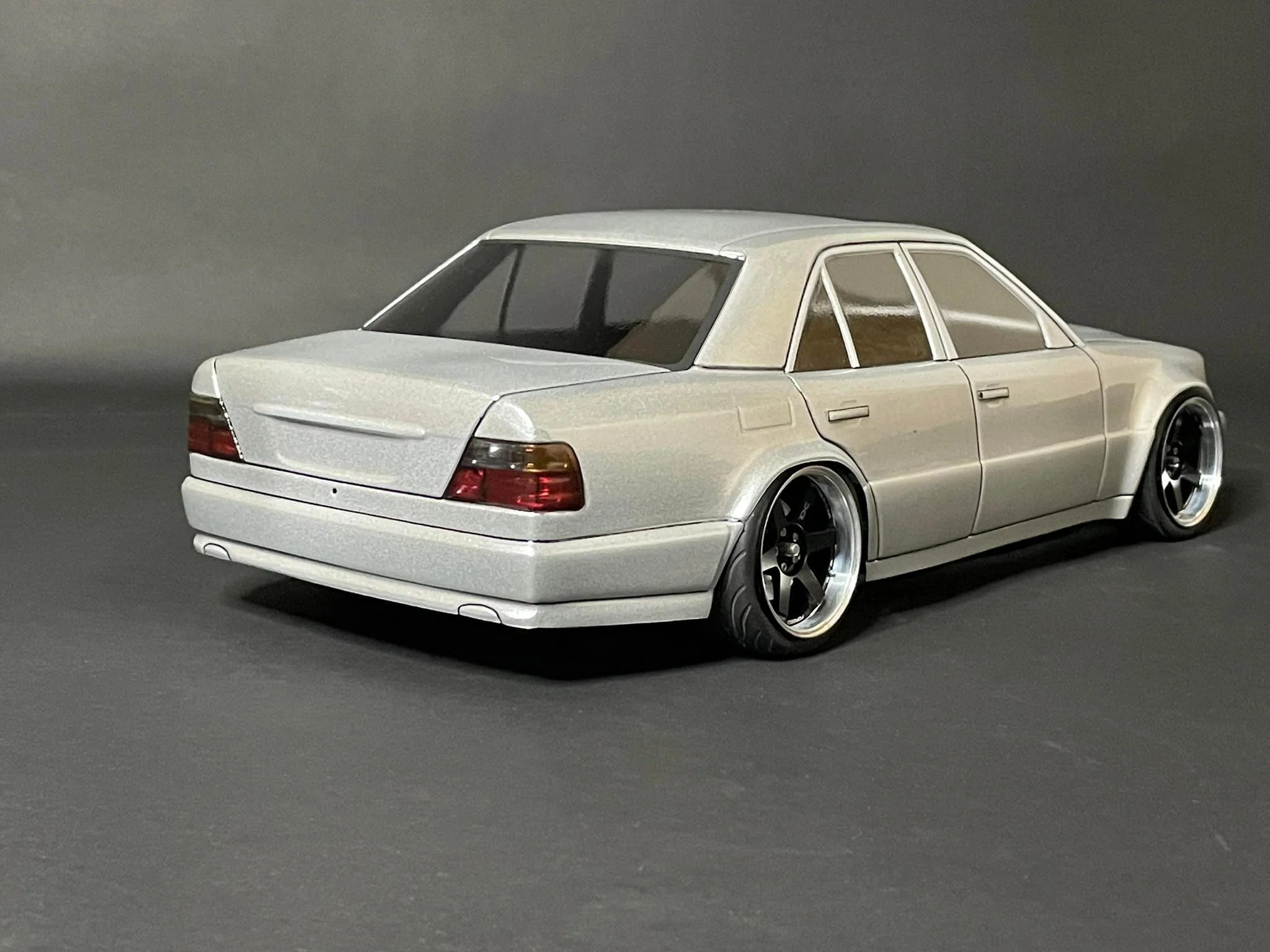 Mecedes Benz E500 w124 (v2) 1-10 Body Set [APlastics] E500 - Image 2