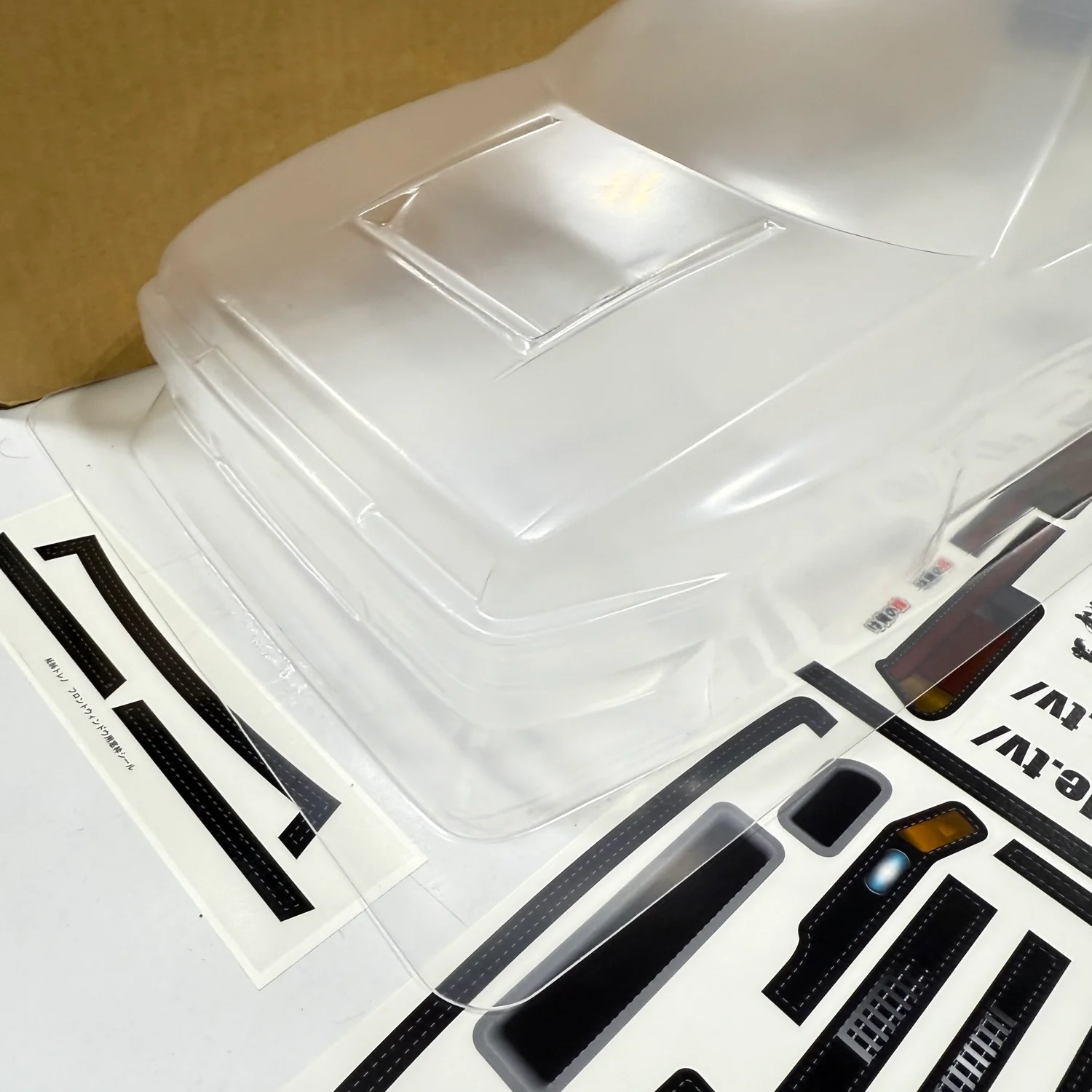 Itasha Toyota Corolla AE86 Trueno Queens Blade Livery w/ Wing 1-10 Body Set *Discontinued NOS* SKYNET  [Aoshima] - Image 4